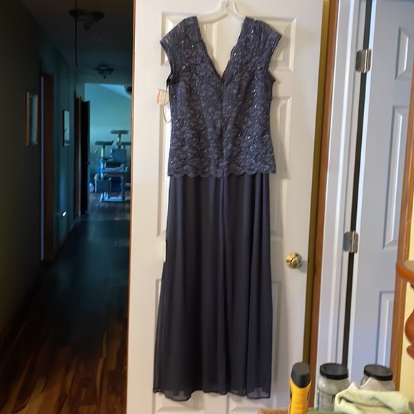 David’s Bridal Mother of the Bride/Groom dress - Picture 4 of 5